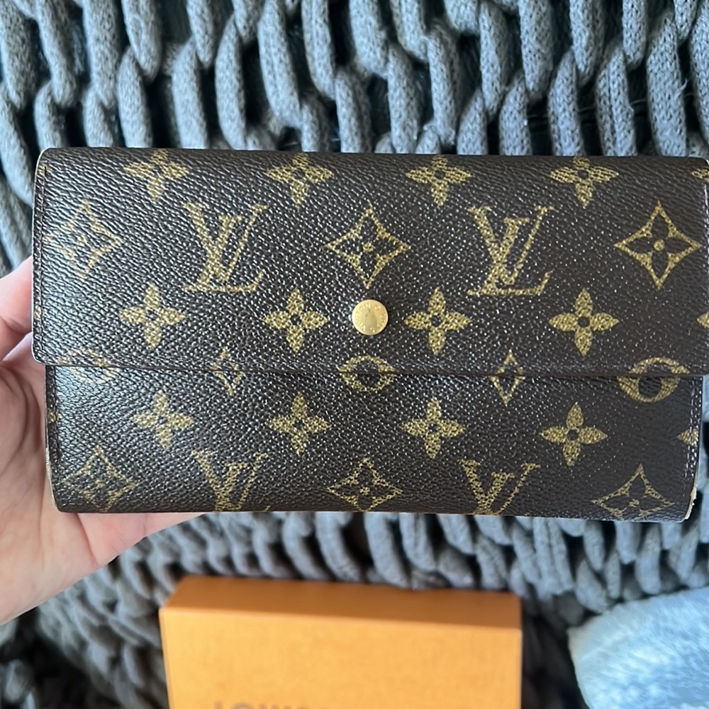 Authentic Louis Vuitton International wallet - Picture 2 of 10